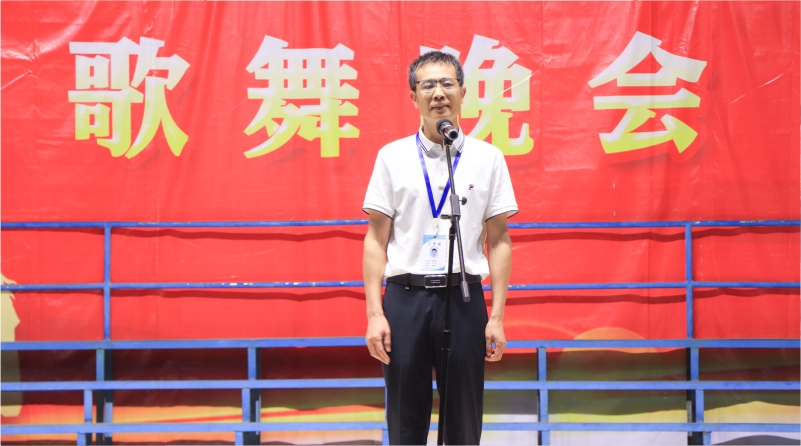 华成职校五四歌舞晚会.jpg