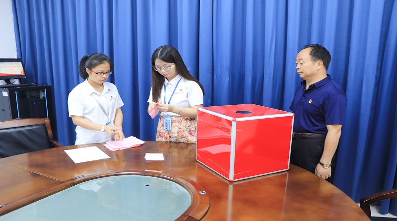 我校党支部召开党员发展及预备党员转正通表大会.jpg