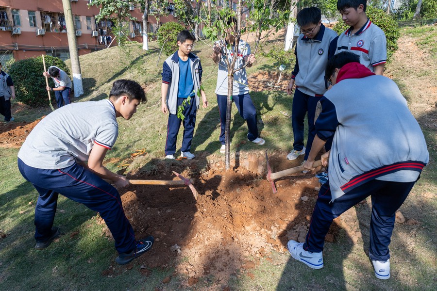 广州华成职校2024年植树节活动.jpg