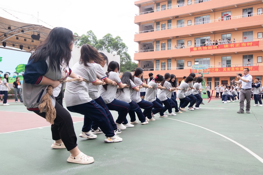 广州华成职校春季拔河比赛决赛.jpg