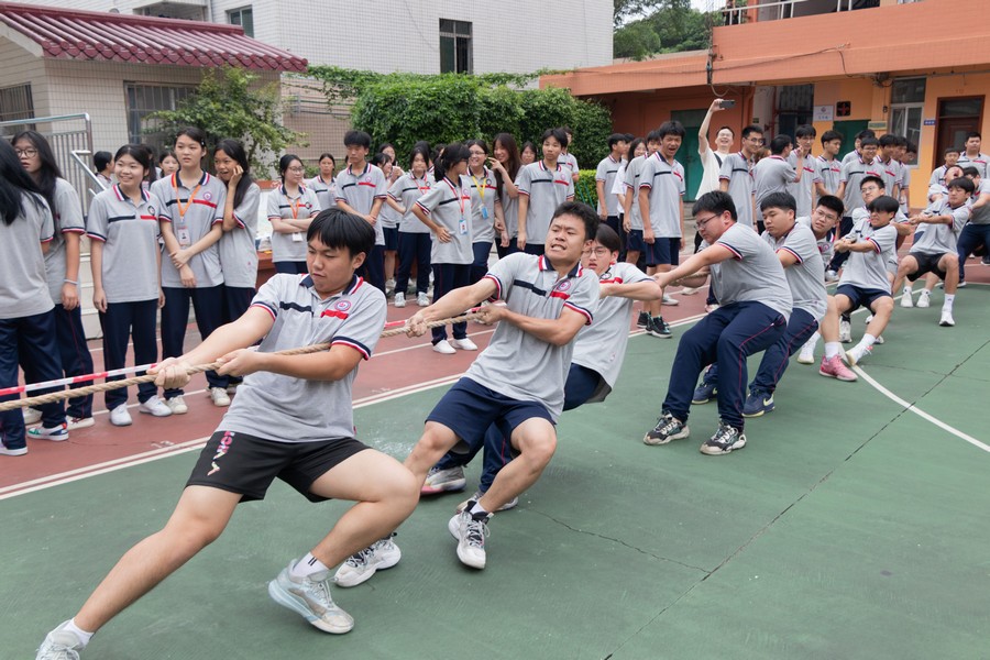 广州华成职校春季拔河比赛决赛.jpg