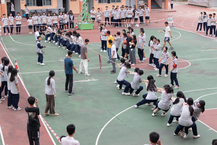 广州华成职校春季拔河比赛决赛.jpg