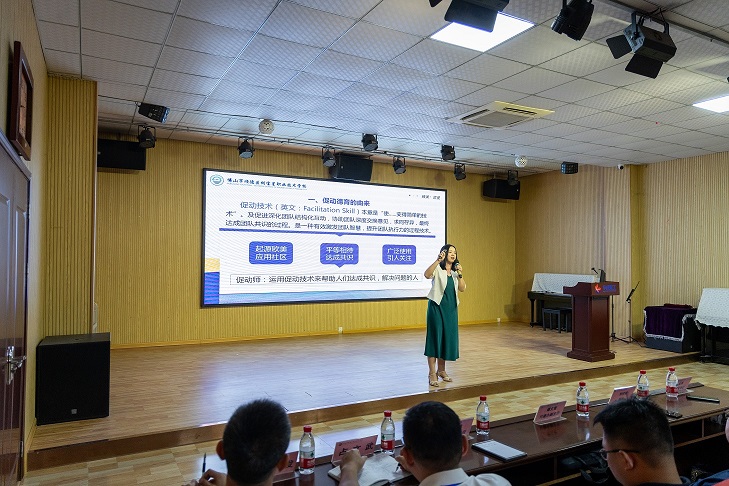 广州华成职校成功举办全体教职工大会暨德育辅导讲座.jpg