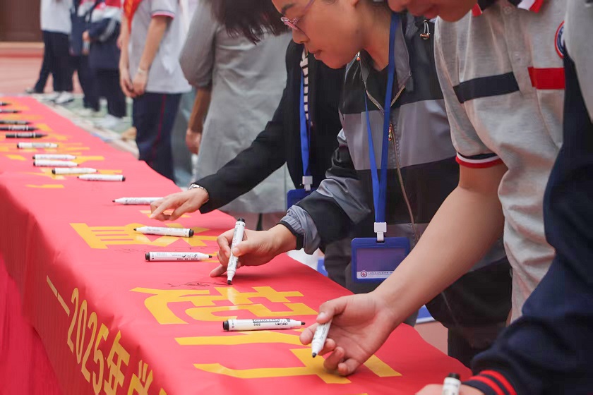 华成职校启动学雷锋活动月.jpg