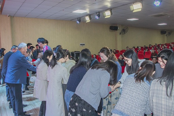 华成职校召开全体教职工大会.jpg