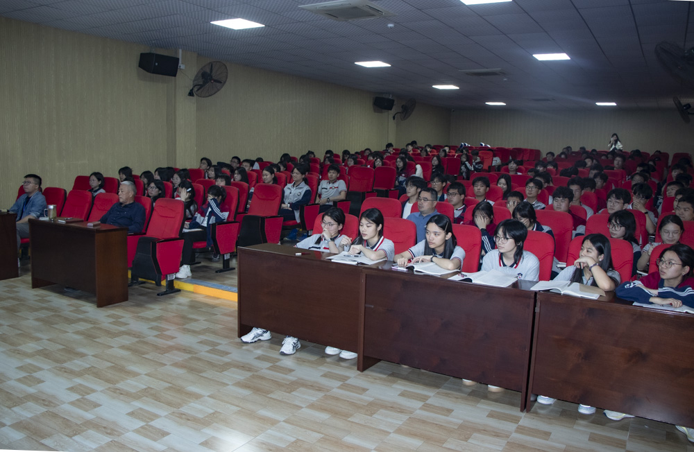 广州华成职校召开语文作文冲刺讲座.jpg