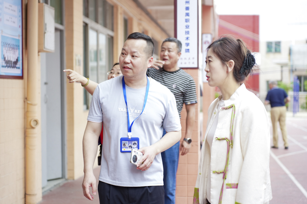 华成职校23级家委会活动圆满举行.jpg