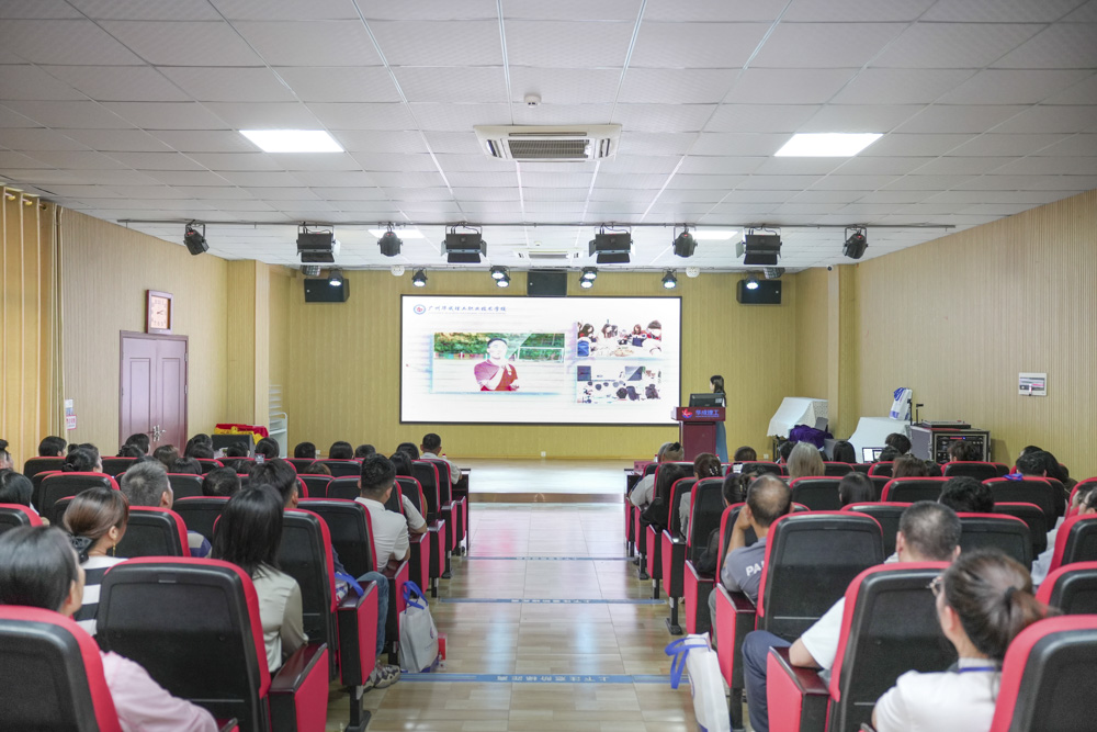 华成职校23级家委会活动圆满举行.jpg