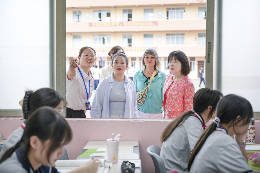 华成职校23级家委会活动圆满举行.jpg